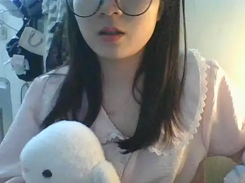 Snapshot of Linzly chatting on 11.27.25 Linzly online show from 11.27.25