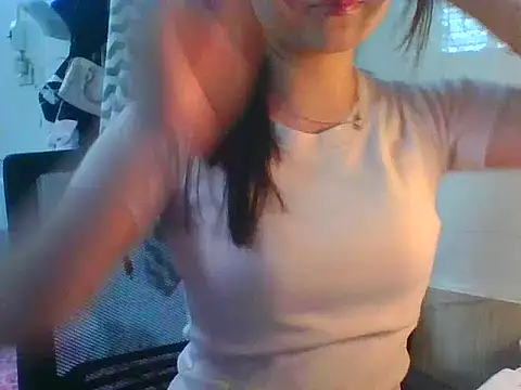 Snapshot of Linzly chatting on 11.30.25 Linzly online show from 11.30.25