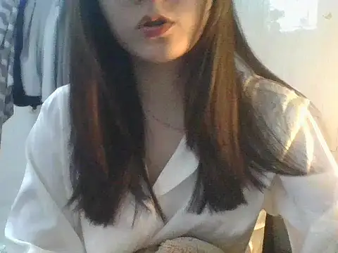 Snapshot of Linzly chatting on 12.14.25 Linzly online show from 12.14.25