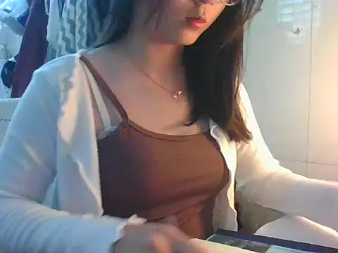 Snapshot of Linzly chatting on 12.17.25 Linzly online show from 12.17.25