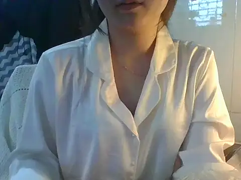 Snapshot of Linzly chatting on 12.18.25 Linzly online show from 12.18.25