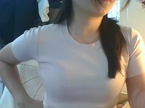 Snapshot of Linzly chatting on 12.19.25 Linzly online show from 12.19.25