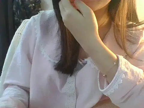 Snapshot of Linzly chatting on 12.23.25 Linzly online show from 12.23.25