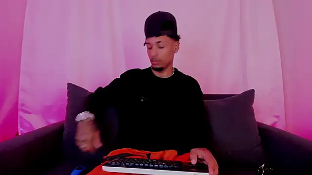 Thiagoferreti online show from 11.13.25