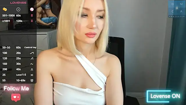 Snapshot of MinaDiamondd chatting on 10.25.25 MinaDiamondd online show from 10.25.25