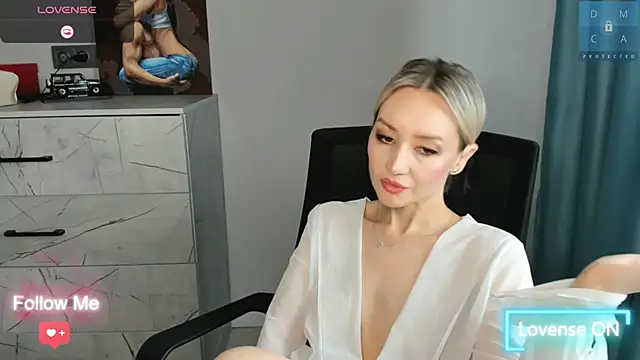 Snapshot of MinaDiamondd chatting on 11.15.25 MinaDiamondd online show from 11.15.25