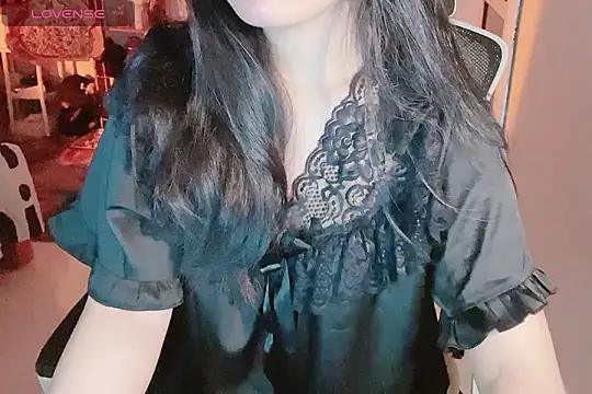 Snapshot of ___Daisy___ chatting on 10.13.25 Daisy online show from 10.13.25