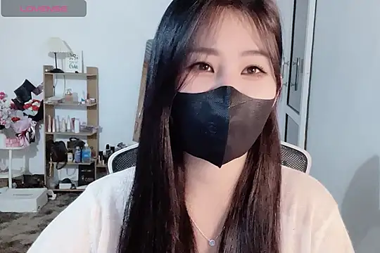 Snapshot of ___Daisy___ chatting on 11.20.25 Daisy online show from 11.20.25