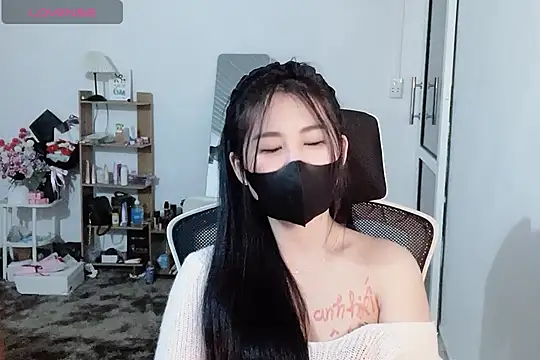 Snapshot of ___Daisy___ chatting on 11.20.25 Daisy online show from 11.20.25