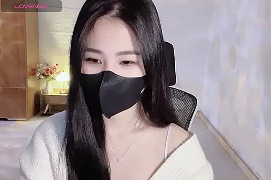 Snapshot of ___Daisy___ chatting on 12.05.25 Daisy online show from 12.05.25