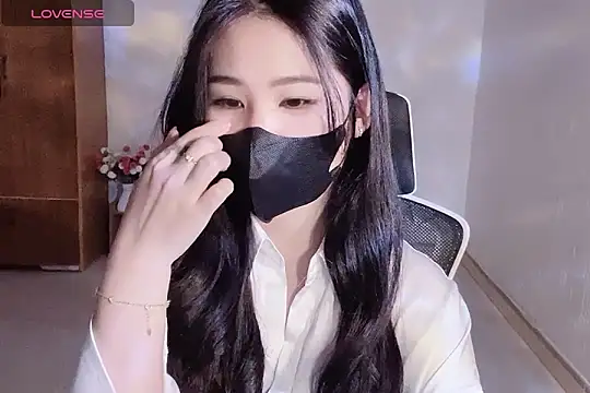 Snapshot of ___Daisy___ chatting on 12.17.25 Daisy online show from 12.17.25