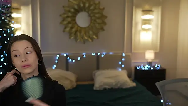 Snapshot of Selena_Glow chatting on 12.19.25 Selena Glow online show from 12.19.25