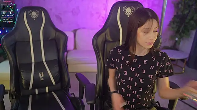 Snapshot of Selena_Glow chatting on 12.21.25 Selena Glow online show from 12.21.25