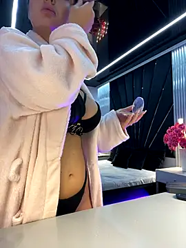 Snapshot of KenyaCruz chatting on 10.25.25 KenyaCruz online show from 10.25.25