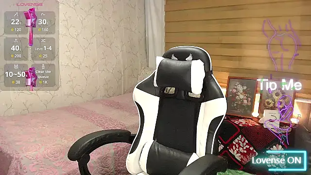 Snapshot of TssluttyNikka chatting on 11.19.25 TssluttyNikka online show from 11.19.25