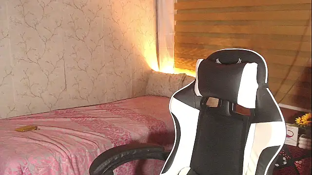 Snapshot of TssluttyNikka chatting on 12.16.25 TssluttyNikka online show from 12.16.25