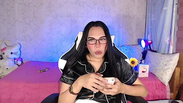 Snapshot of TssluttyNikka chatting on 04.11.26 TssluttyNikka online show from 04.11.26