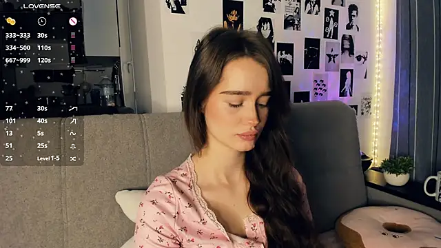 Snapshot of lovelyalivia chatting on 12.16.25 lovelyalivia online show from 12.16.25