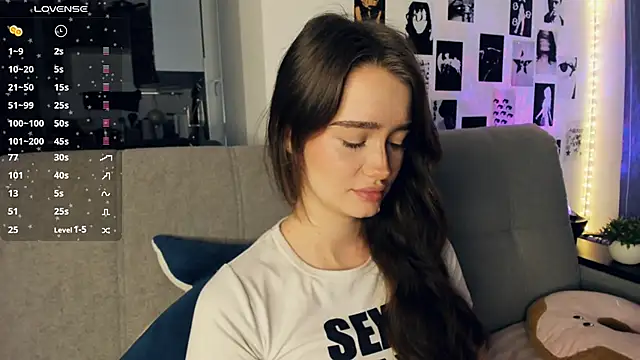 Snapshot of lovelyalivia chatting on 12.17.25 lovelyalivia online show from 12.17.25