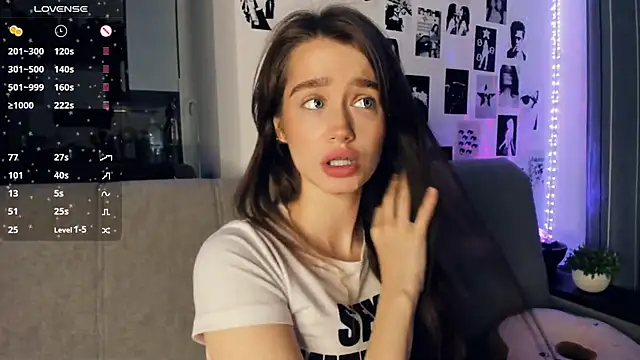 Snapshot of lovelyalivia chatting on 12.22.25 lovelyalivia online show from 12.22.25