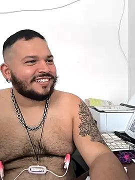 Snapshot of DannyBearrr chatting on 10.05.25 DannyBearrr online show from 10.05.25