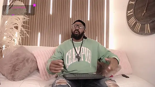 Snapshot of King_Malik chatting on 09.18.25 King Malik online show from 09.18.25