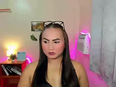 Snapshot of hella_queen chatting on 01.06.26 hella queen online show from 01.06.26