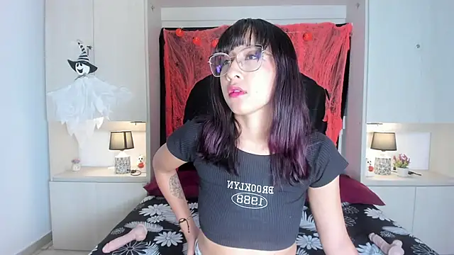 Snapshot of CamiGox chatting on 10.22.25 CamiGox online show from 10.22.25
