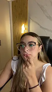 Snapshot of KYLIE_JONES6 chatting on 09.25.25 KYLIE JONES6 online show from 09.25.25