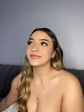 Snapshot of KYLIE_JONES6 chatting on 10.17.25 KYLIE JONES6 online show from 10.17.25