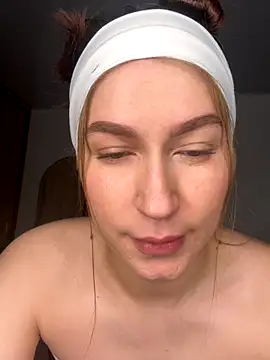 Snapshot of Agata_Holman chatting on 11.19.25 Agata Holman online show from 11.19.25