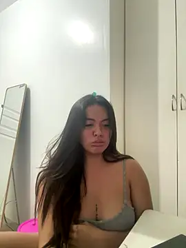 Snapshot of urasianlady chatting on 10.17.25 urasianlady online show from 10.17.25