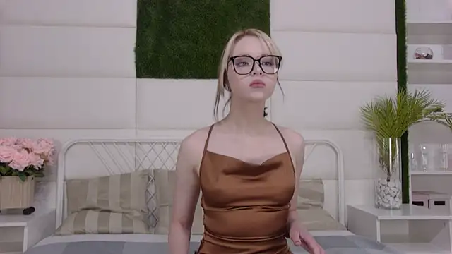 MollyHuntt online show from 09.13.25