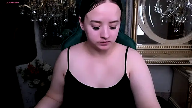 Snapshot of LaraBenson_ chatting on 09.20.25 LaraBenson online show from 09.20.25