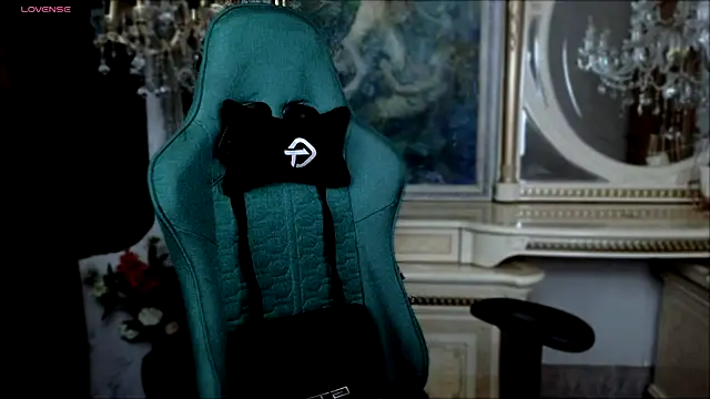 Snapshot of LaraBenson_ chatting on 11.25.25 LaraBenson online show from 11.25.25