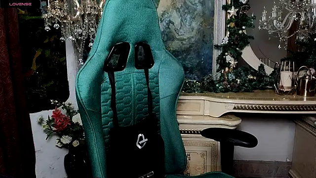 Snapshot of LaraBenson_ chatting on 12.17.25 LaraBenson online show from 12.17.25