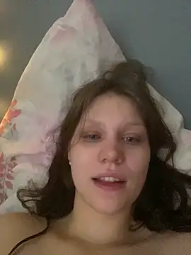 Snapshot of Lunliss chatting on 11.23.25 Lunliss online show from 11.23.25