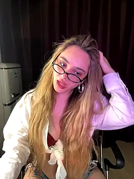 Snapshot of Chloe_Ravens chatting on 10.03.25 Chloe Ravens online show from 10.03.25