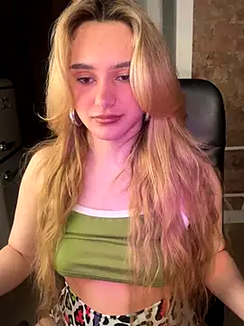 Snapshot of Chloe_Ravens chatting on 10.04.25 Chloe Ravens online show from 10.04.25