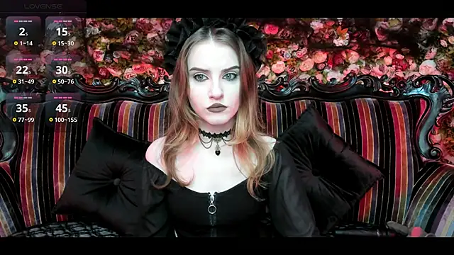 Snapshot of EllieMori chatting on 10.26.25 EllieMori online show from 10.26.25