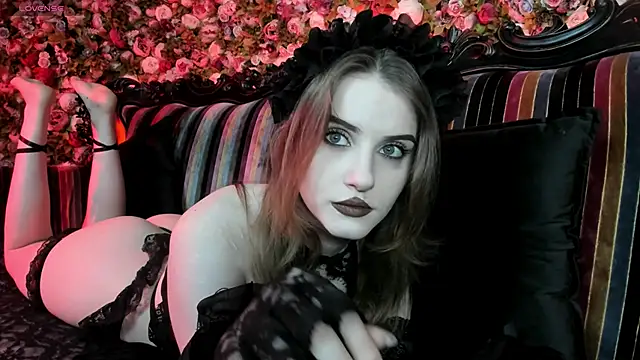 Snapshot of EllieMori chatting on 12.18.25 EllieMori online show from 12.18.25