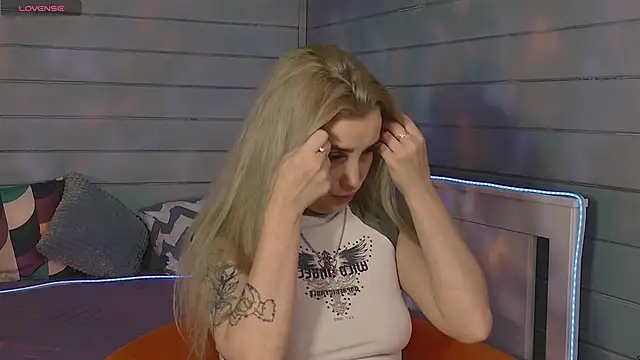 Snapshot of Crystal_Jull chatting on 10.06.25 Crystal Jull online show from 10.06.25