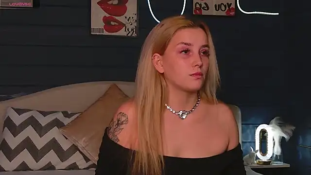 Snapshot of Crystal_Jull chatting on 10.31.25 Crystal Jull online show from 10.31.25