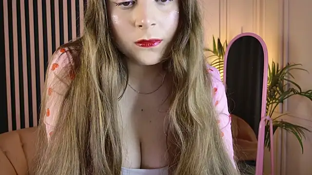 Snapshot of Queen_Michelle_ chatting on 12.19.25 Queen Michelle online show from 12.19.25