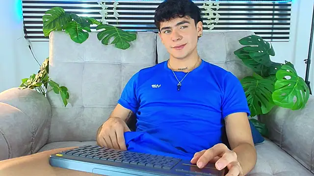 Snapshot of CamiiGuzmanX chatting on 05.21.26 CamiiGuzmanX online show from 05.21.26