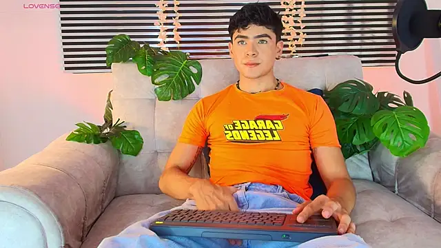 Snapshot of CamiiGuzmanX chatting on 06.05.26 CamiiGuzmanX online show from 06.05.26