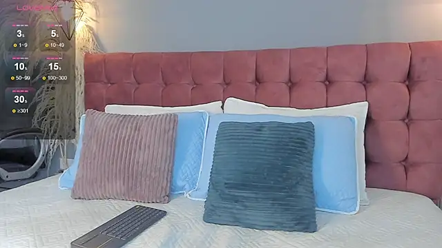 Snapshot of Tania_77_ chatting on 12.15.25 Tania 77 online show from 12.15.25