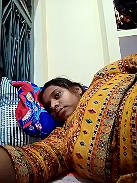 Snapshot of Hot_crety chatting on 11.25.25 Hot crety online show from 11.25.25