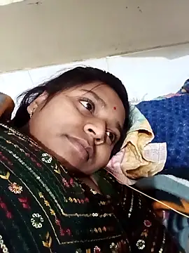 Snapshot of Hot_crety chatting on 12.21.25 Hot crety online show from 12.21.25