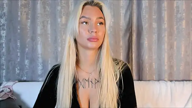 Snapshot of Eva_Re chatting on 10.17.25 Eva Re online show from 10.17.25
